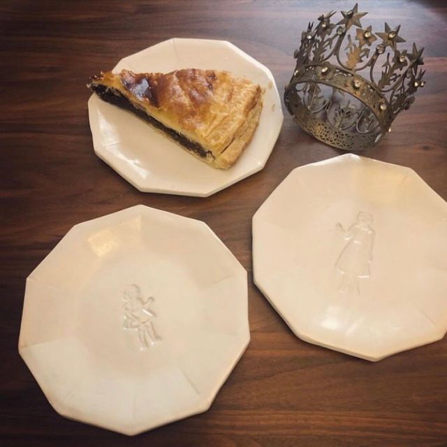 💛Dernière Galette 👑 de la saison 
🍽 ceramiques @lilougalas ✨
 #madeinfrance #exvoto #heart #ceramics #table #galettedesrois #jewelry #grigri #portebonheur #luckycharms