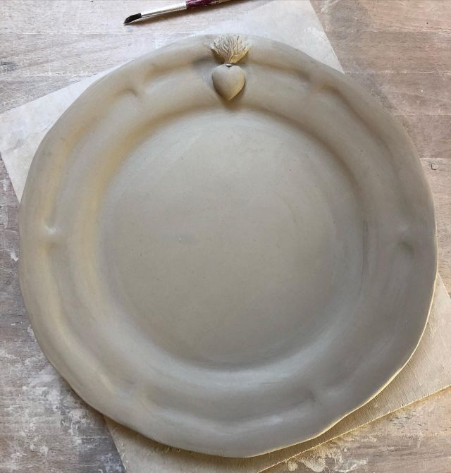 🤍🍽🤏🏻Grandes Assiettes @lilougalas en preparation / étape 1 : modelage et séchage 🍞
#decoration #sweethome #ceramics #ceramiquefrancaise #ceramicart #exvoto #voeux #grigri #coeur #heart #main #hand #victorien #handmade #madeinfrance🇫🇷