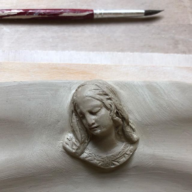 🤍🍽👰🏼‍♀️Grands Plats @lilougalas en preparation / étape 1 : modelage et séchage 🍞
#decoration #sweethome #ceramics #ceramiquefrancaise #ceramicart #exvoto #voeux #grigri #sculpture #coeur #heart #main #hand #vierge #victorien #handmade #madeinfrance🇫🇷